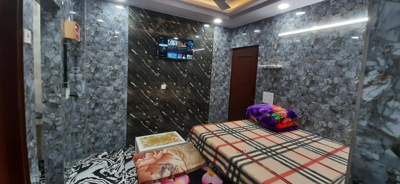 Aggarwal Luxury Room: Private Kitchen & Balcony in Lajpat Nagar New Delhi Exterior photo